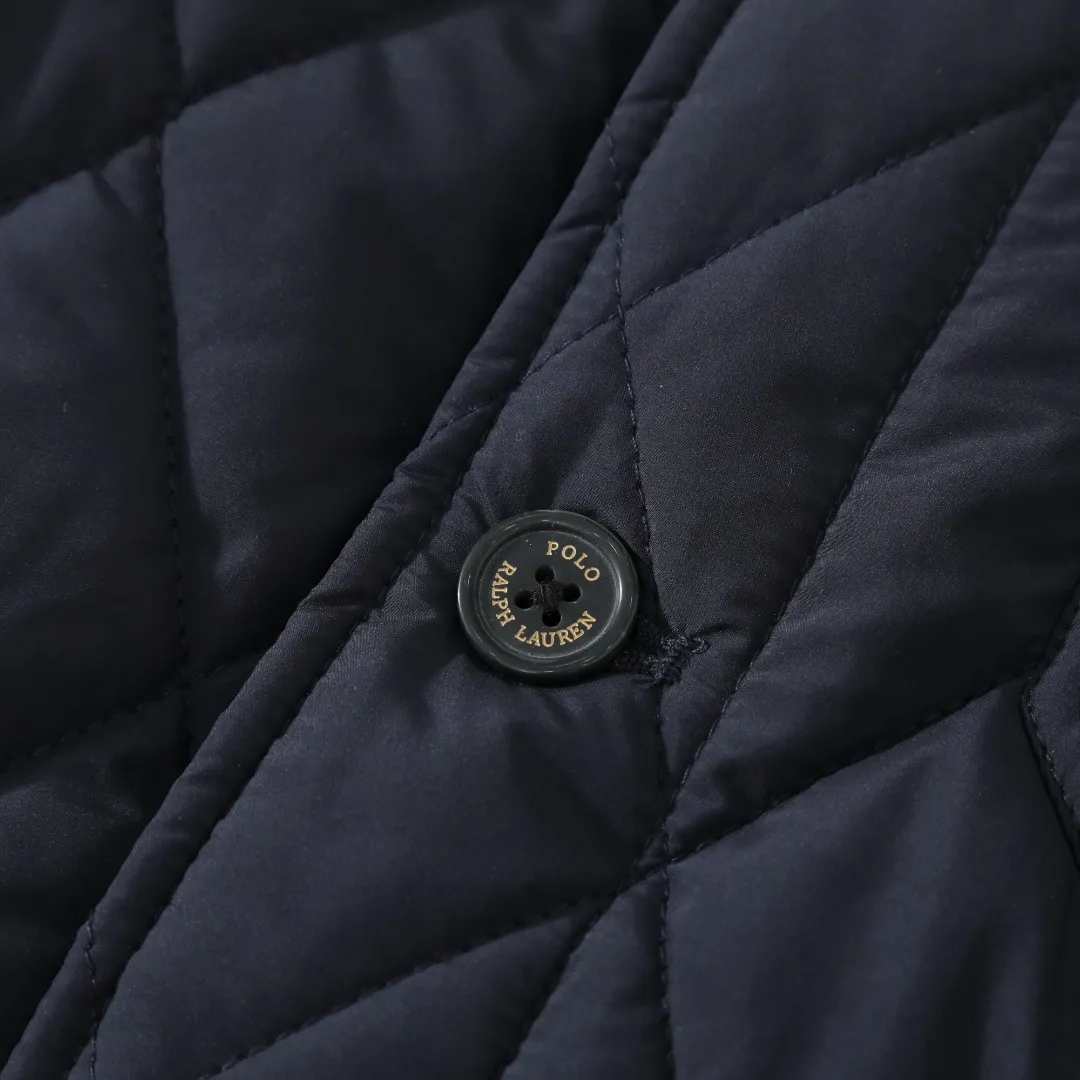 P370 #R50 Ralph Lauren/Ralph Lauren classic old money style workwear rhombus retro cotton jacket. Inspired by retro workwear, it reshapes the contemporary British style. Imported machine-pressed diamond quilting technology, every quilting line is accurately aligned, and the details are full of ingenuity; three-dimensional tailoring creates a neat H-shaped silhouette, and it can still remain light and straight when worn in multiple layers in autumn and winter. Customized metal buttons, low-key embellished textured corduroy lapel design, full of retro atmosphere, 37.5° temperature control black technology, breathable and moisture-proof, locks in temperature and sweat, waterproof and snow-proof fabric, no fear of bad weather, anti-run cotton patented technology, warm and soft, long-wearing without deformation, five high-end colors: navy | khaki | black | green | brown, easily suitable for commuting, leisure, and travel. Wearing one piece gives off a calm temperament of "old money style", and you can have both style and warmth in low-temperature weather.  Color: Navy blue, black, khaki, military green, brown Size: S M L
